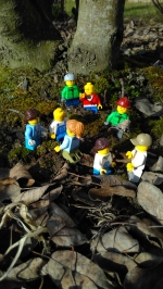 Legomännchen auf Waldboden