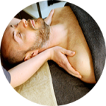 Ihnen sitzt der Stress im Nacken? Eine Massage des Kopf-Nacken-Schulter-Bereichs sorgt für Entlastung der Nervenbahnen und lockert die angespannte Muskulatur. Dies hat eine positive Wirkung auf die Durchblutung, Konzentrationsfähigkeit, lindert Kopfschmerzen und sorgt wieder für mehr Vitalität und Klarsicht